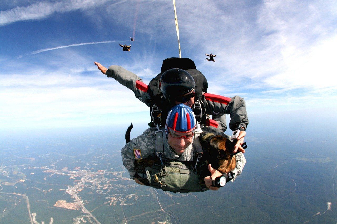 Jakie kroki trzeba podjąć, aby móc odbyć skok ze spadochronem?