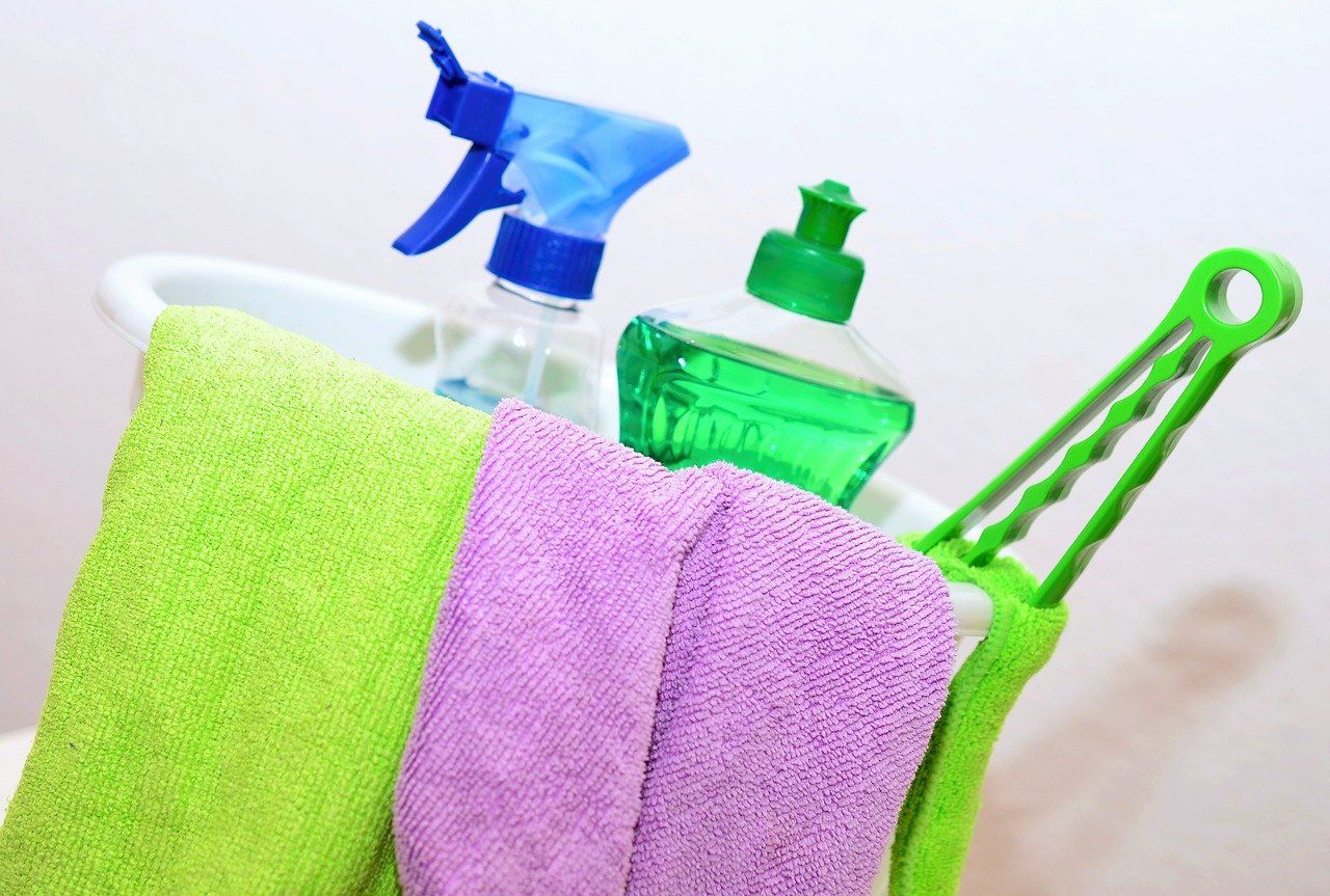 W jakie środki czystości warto się zaopatrzyć do czyszczenia mieszkania?