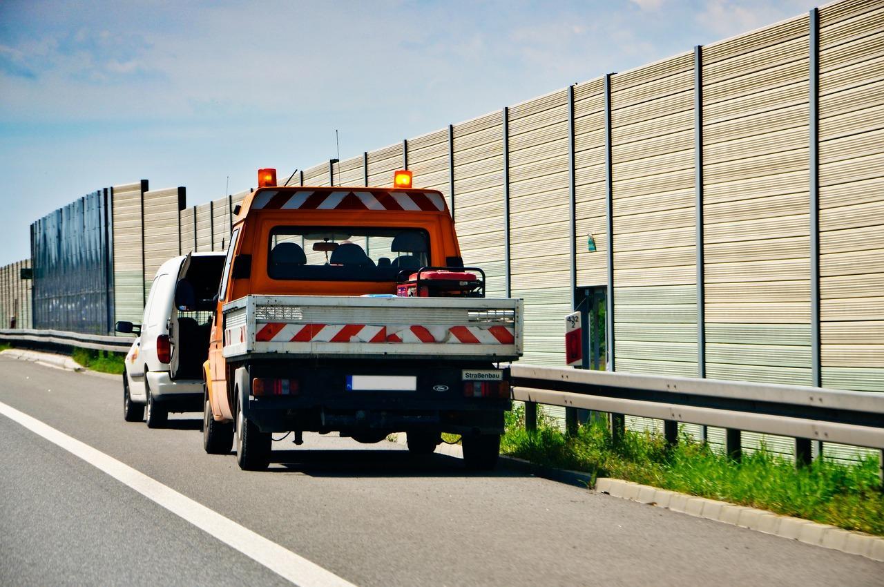 Problemy z samochodem w trasie – kiedy warto wezwać pomoc drogową?