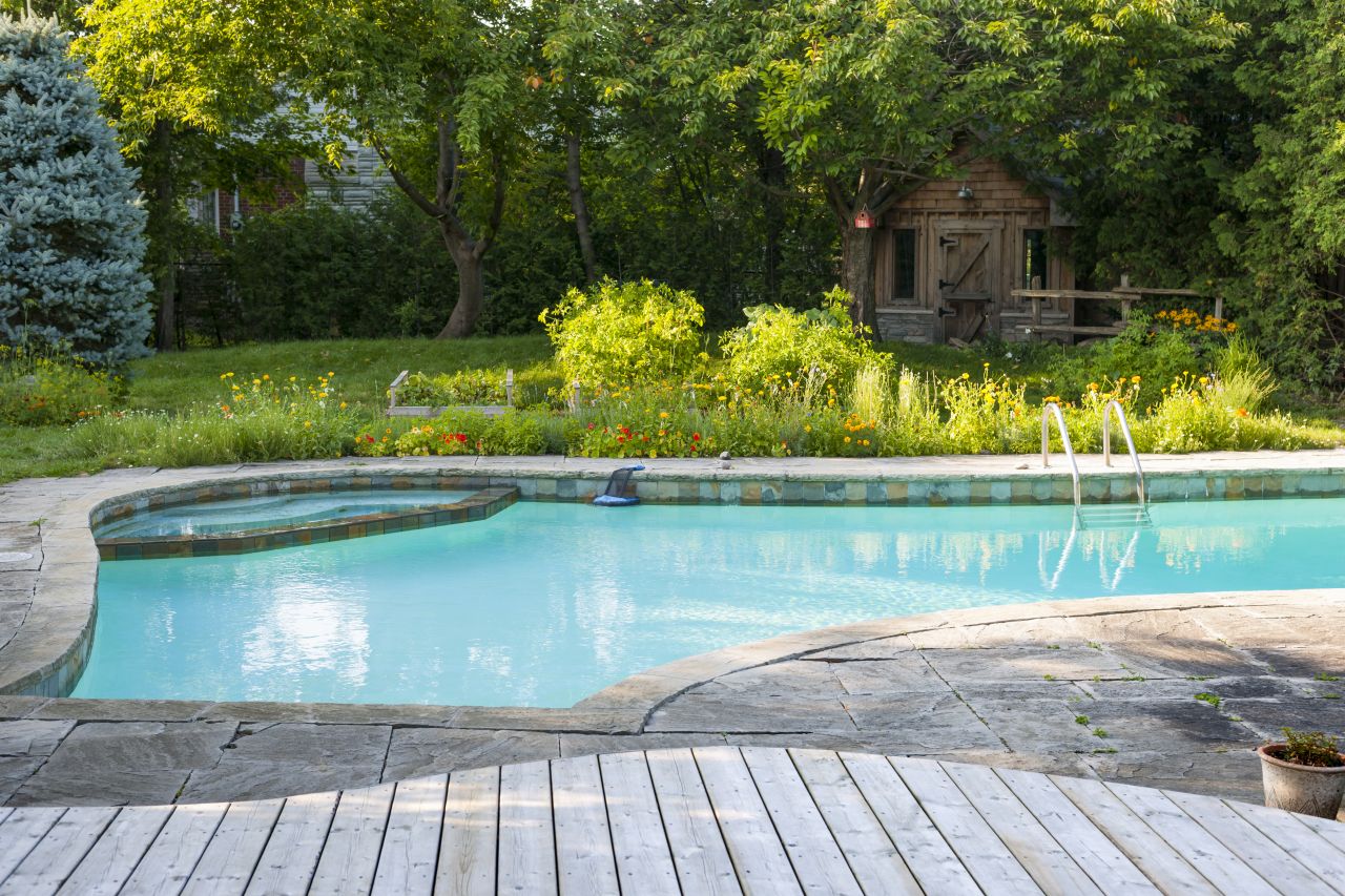 Jak dbać o baseny ogrodowe?