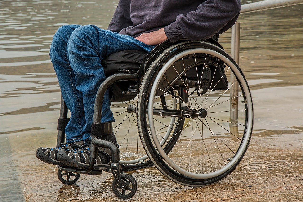 Wózek inwalidzki – dla jakich osób może być pomocny?