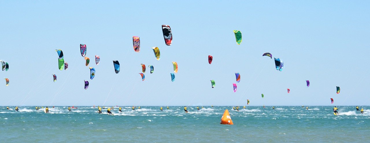 Kitesurfing – dlaczego warto uprawiać?