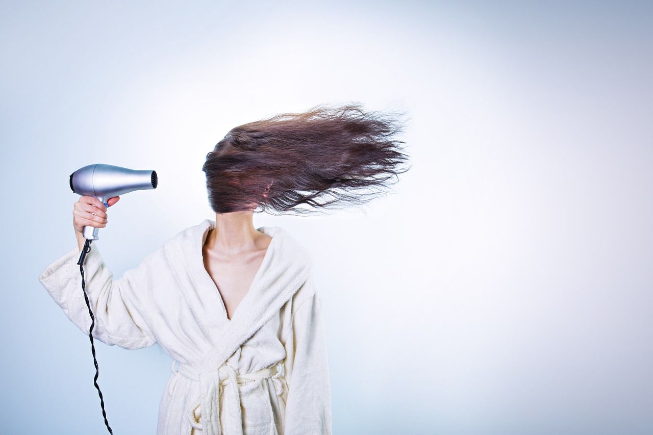 Suszarki do włosów – na jakie cechy zwrócić uwagę?